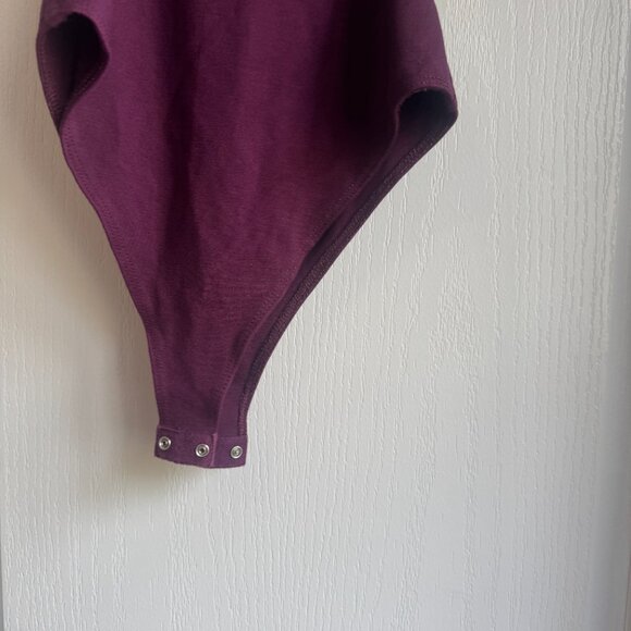 Socialite tight vneck bodysuit - Picture 5 of 5